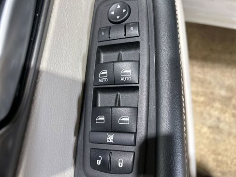 Used 2024 Chrysler Pacifica Touring-L image 16