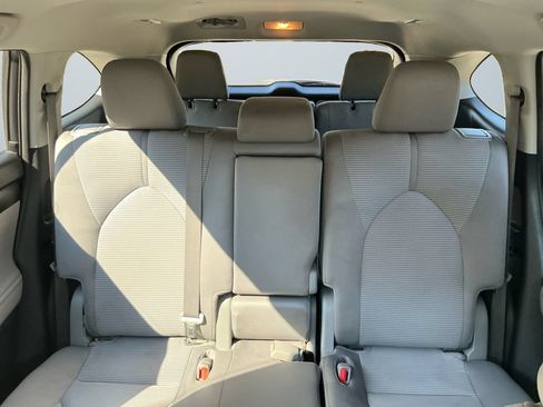 Used 2021 Toyota Highlander LE AWD/4WD image 6