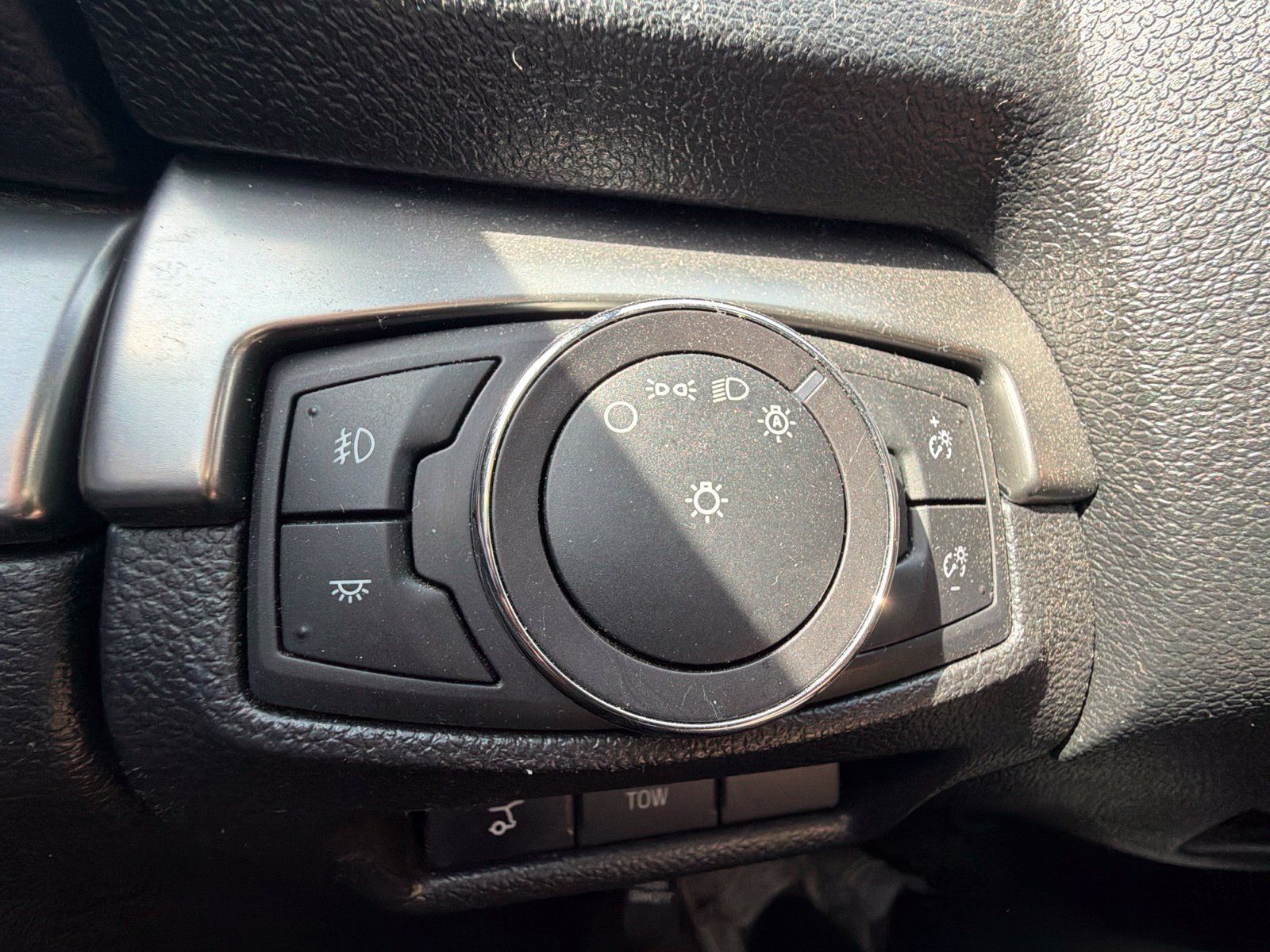 Used 2018 Ford Explorer XLT w/ Equipment Group 202A AWD/4WD image 17