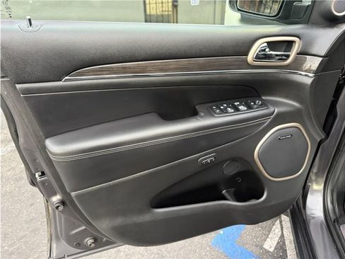 Used 2017 Jeep Grand Cherokee Overland w/ Jeep Active Safety Group image 15