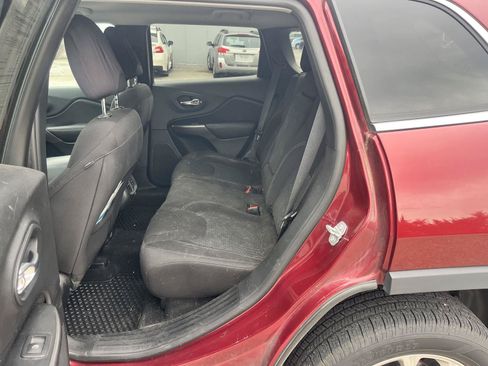 Used 2019 Jeep Cherokee Latitude w/ Cold Weather Group FWD image 12