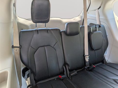 Used 2023 Chrysler Pacifica Touring-L FWD image 12
