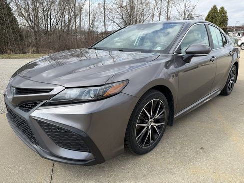 Used 2022 Toyota Camry SE image 1