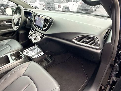 Used 2026 Chrysler Pacifica Select image 34