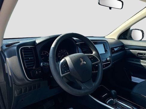 Used 2020 Mitsubishi Outlander ES FWD image 9