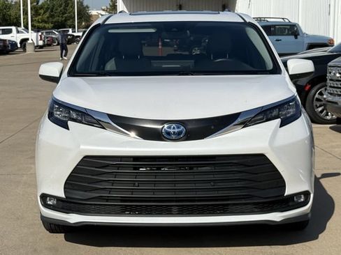 Used 2025 Toyota Sienna XLE FWD image 8