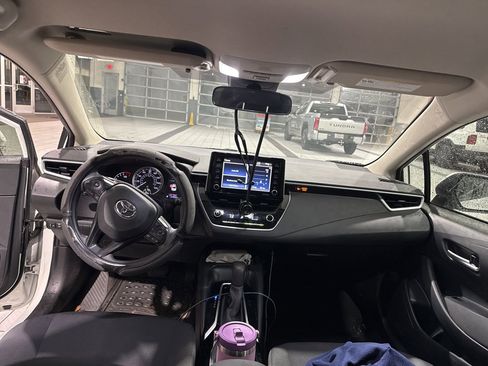 Used 2021 Toyota Corolla LE image 14