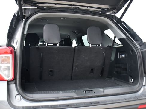 Used 2023 Ford Explorer XLT w/ Equipment Group 202A AWD/4WD image 18