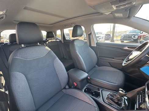 New 2026 Volkswagen Taos SE FWD image 9