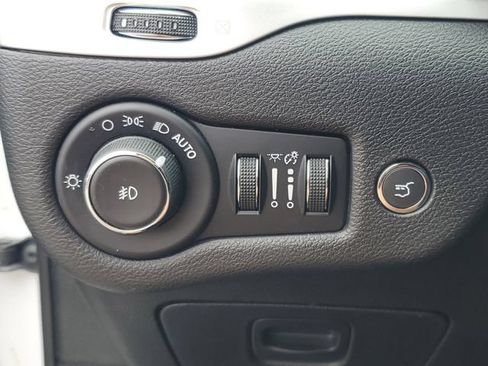 Used 2018 Jeep Cherokee Latitude Plus w/ Comfort/Convenience Group FWD image 20