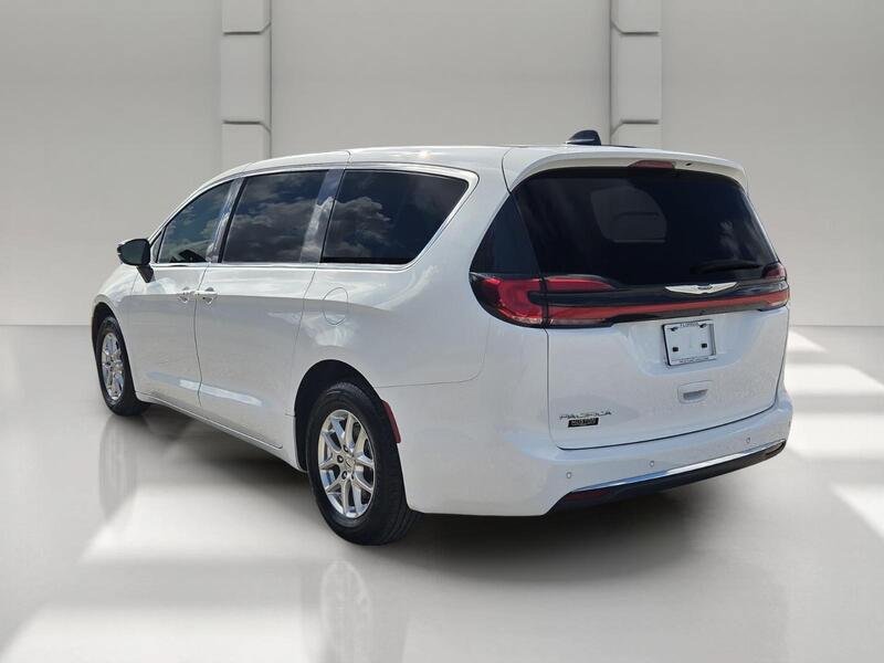 Used 2024 Chrysler Pacifica Touring-L FWD image 3