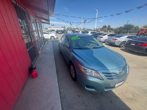 Used 2010 Toyota Camry LE image 3