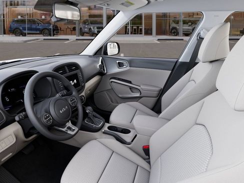 Used 2025 Kia Soul LX w/ LX Technology Package FWD image 17