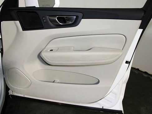 Used 2021 Volvo XC60 T5 Momentum w/ Protection Package image 34