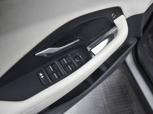 Used 2019 Jaguar E-PACE SE image 10