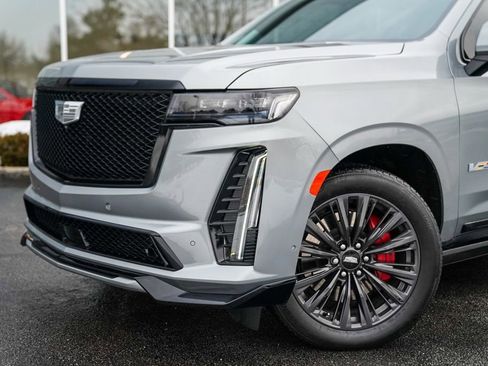 Used 2023 Cadillac Escalade V w/ LPO, ONYX Package image 16