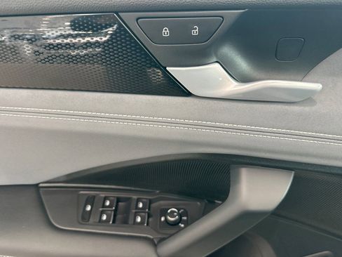 New 2026 Volkswagen Tiguan SE R-Line FWD image 9