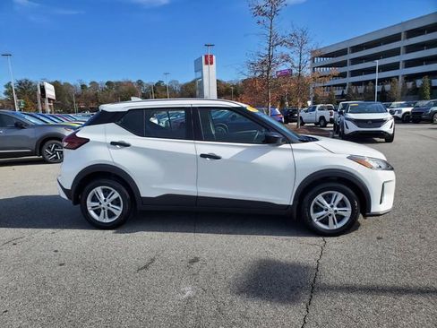 Certified 2025 Nissan Kicks Play S image 3