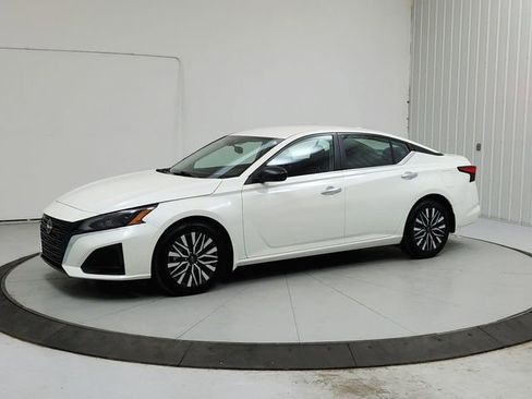 Used 2025 Nissan Altima 2.5 SV FWD image 3