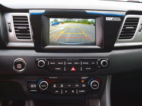 Used 2017 Kia Niro LX image 21