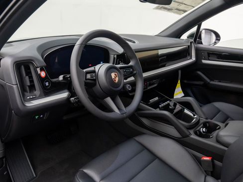 Certified 2025 Porsche Cayenne image 4