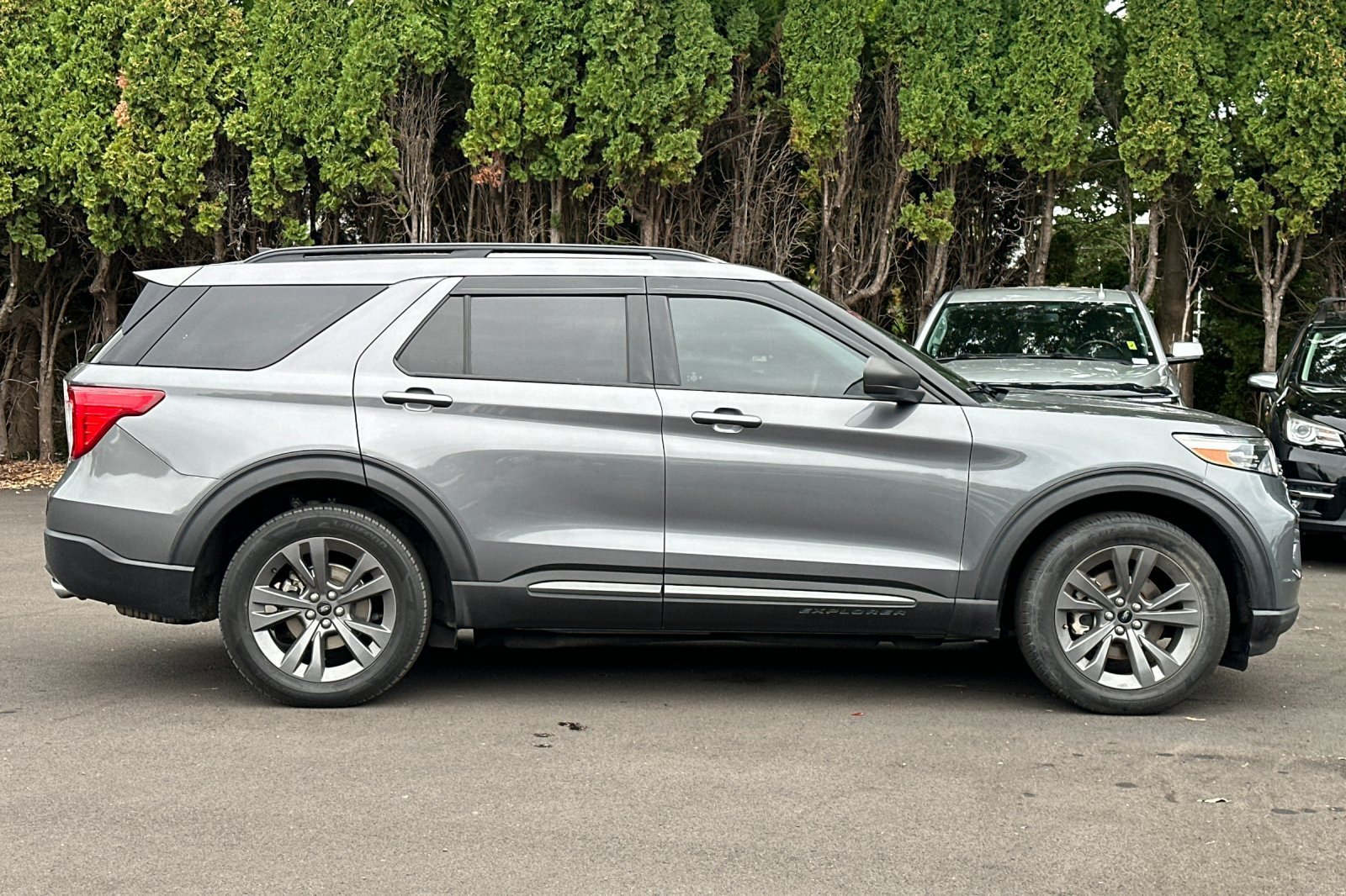 Used 2021 Ford Explorer XLT w/ Equipment Group 202A AWD/4WD image 3