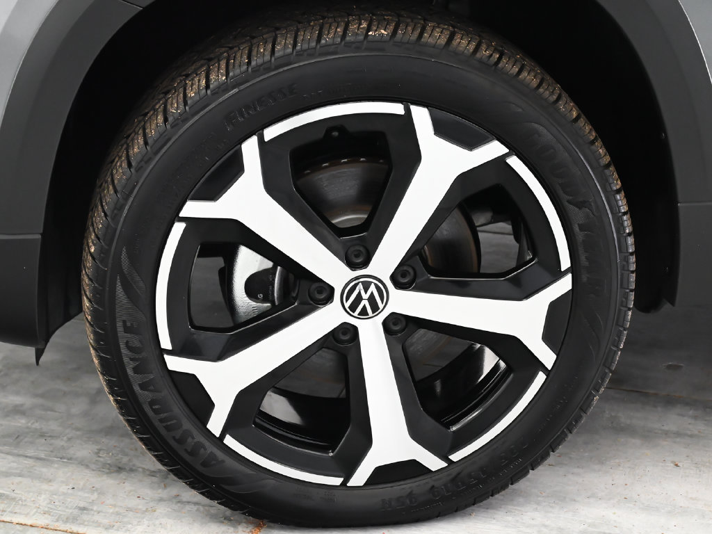 Used 2025 Volkswagen Taos SEL AWD/4WD image 6