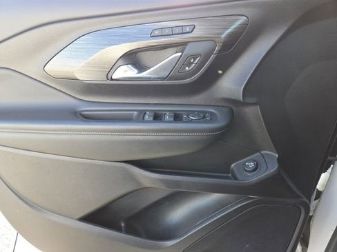 Used 2024 GMC Terrain SLT image 8