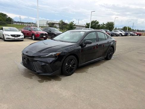 Used 2025 Toyota Camry SE AWD/4WD image 3