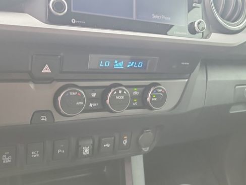 Used 2022 Toyota Tacoma TRD Sport w/ Technology Package image 31