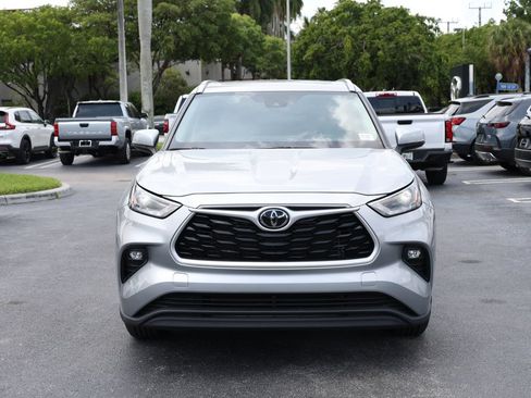 Used 2023 Toyota Highlander XLE FWD image 3