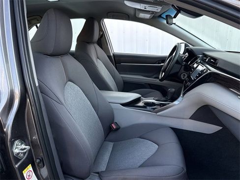 Used 2018 Toyota Camry LE image 26