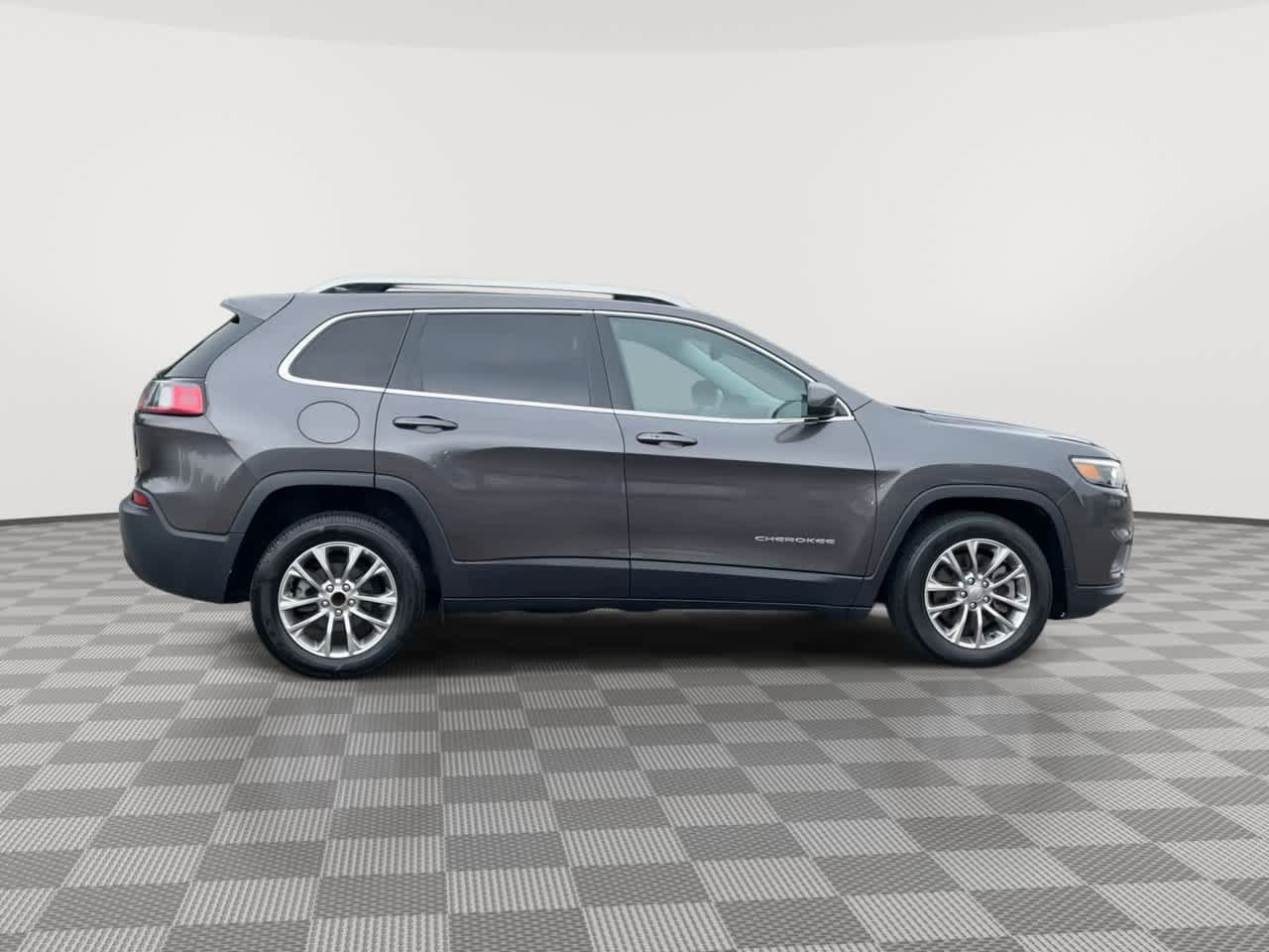 Used 2019 Jeep Cherokee Latitude Plus w/ Comfort/Convenience Group FWD image 9