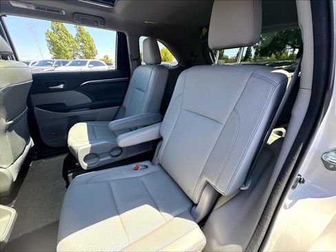 Used 2015 Toyota Highlander Limited Platinum AWD/4WD image 28