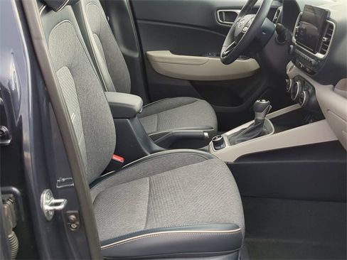 Used 2023 Hyundai Venue Limited image 18