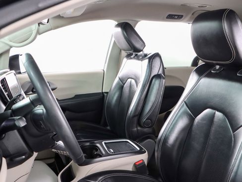 Used 2023 Chrysler Pacifica Touring-L FWD image 23
