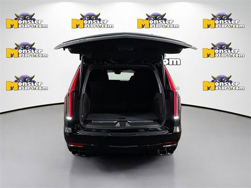 Used 2024 Cadillac Escalade ESV V image 31