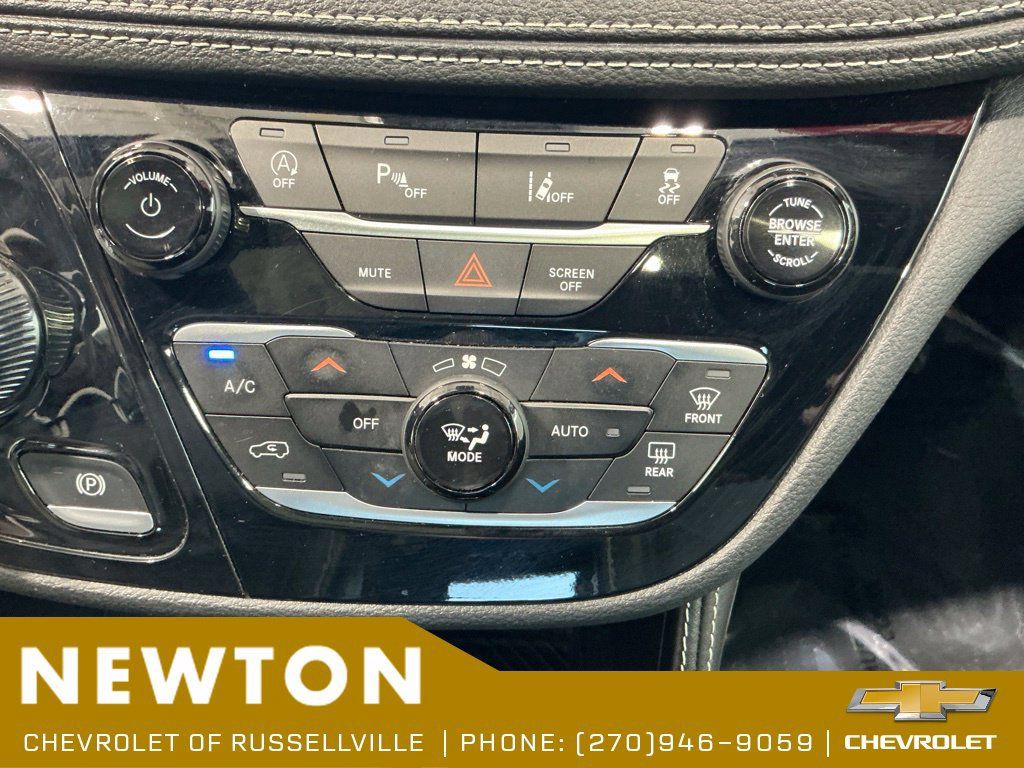 Used 2025 Chrysler Pacifica Limited FWD image 10