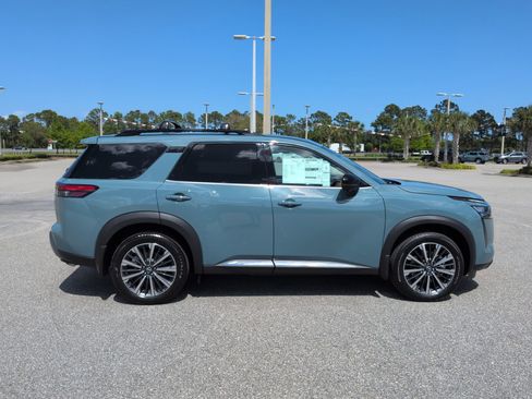 New 2026 Nissan Pathfinder Platinum FWD image 4
