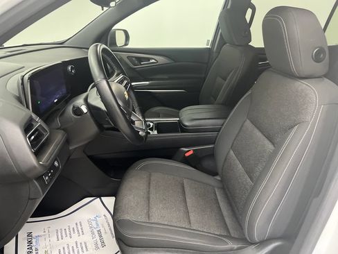 Used 2025 Chevrolet Traverse LT FWD image 13