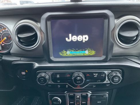 Used 2020 Jeep Wrangler Unlimited Sahara w/ Uconnect 4C Nav & Sound Group image 17
