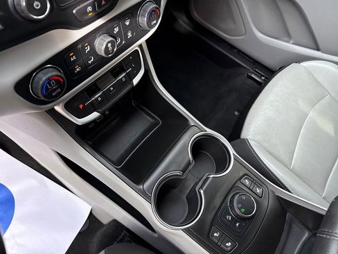 Used 2022 GMC Terrain SLT image 19