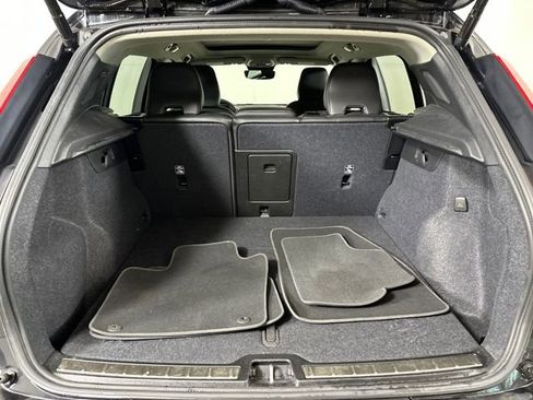 Used 2024 Volvo XC40 B5 Plus w/ Climate Package image 25