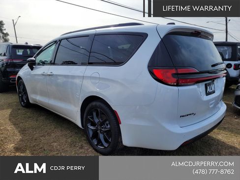 New 2026 Chrysler Pacifica Limited w/ Uconnect Theater Family Group FWD image 13
