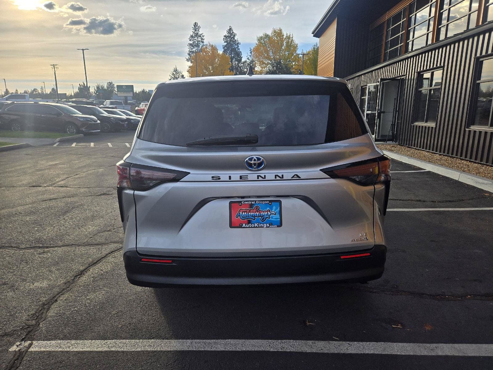Used 2023 Toyota Sienna LE FWD image 4