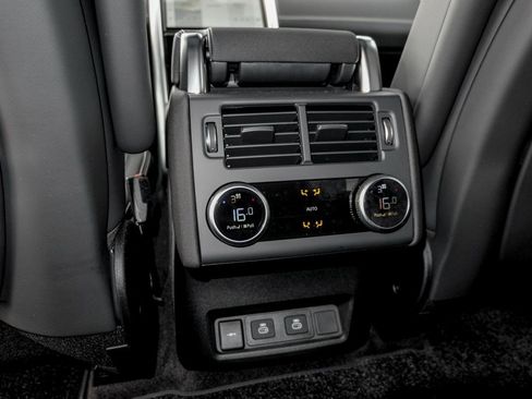 Used 2025 Land Rover Discovery Dynamic SE image 16