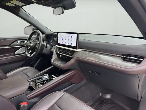Used 2025 Ford Explorer Platinum AWD/4WD image 2