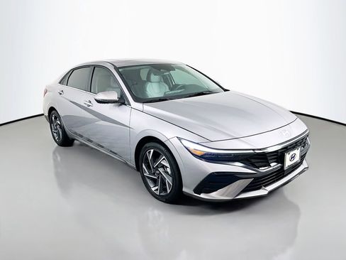 Certified 2025 Hyundai Elantra Limited w/ Cargo Package FWD image 3