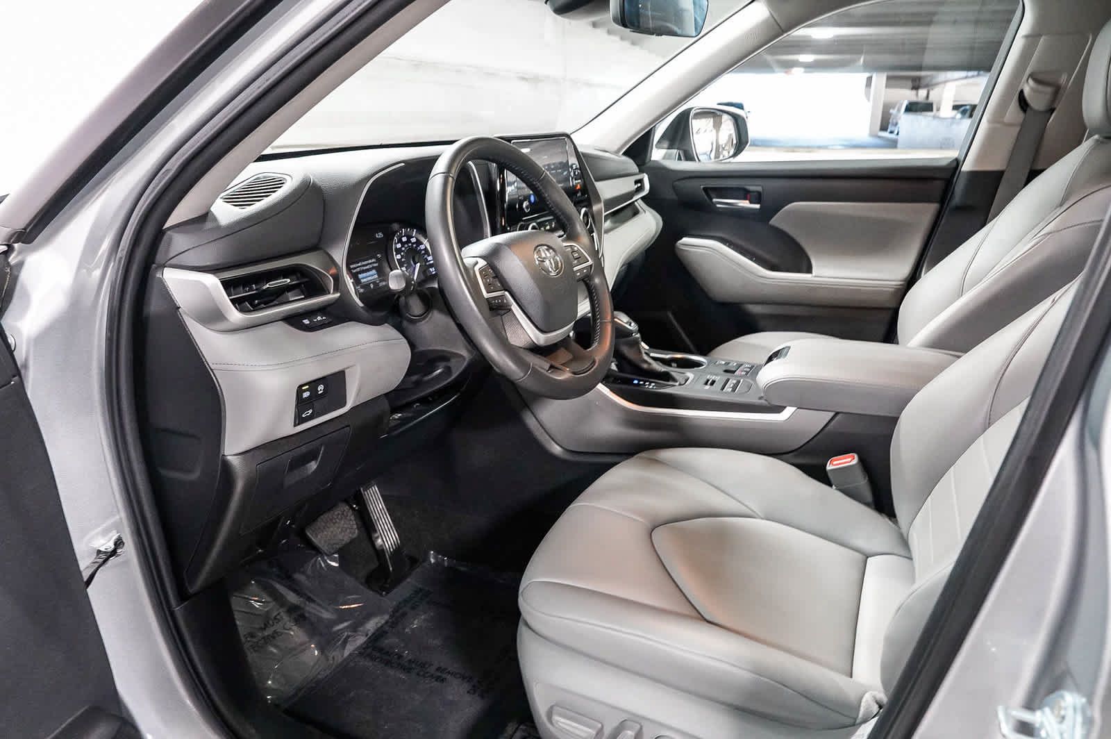 Used 2024 Toyota Highlander XLE AWD/4WD image 18