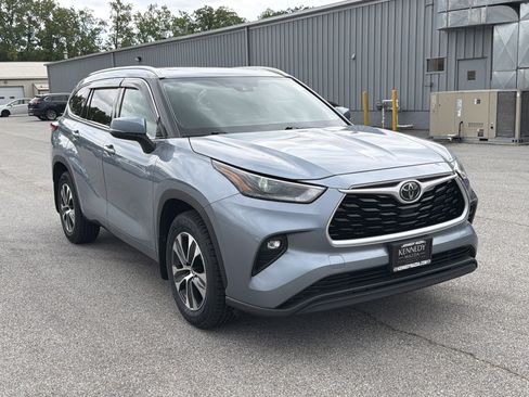 Used 2021 Toyota Highlander XLE AWD/4WD image 1